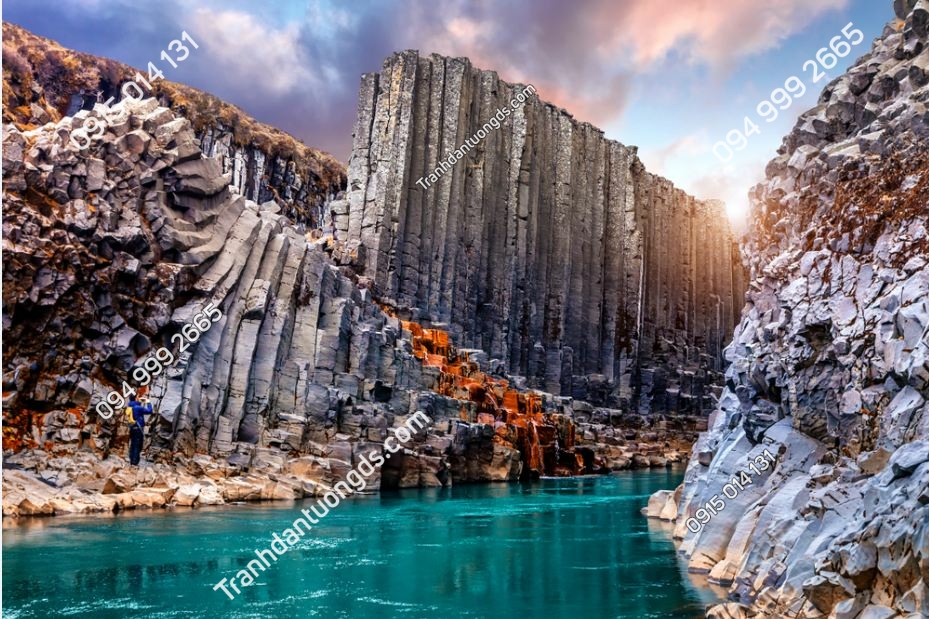 Hẻm núi với những cột đá bazan màu đen dưới ánh sáng mặt trời, phong cảnh tuyệt đẹp của Iceland 1571212762