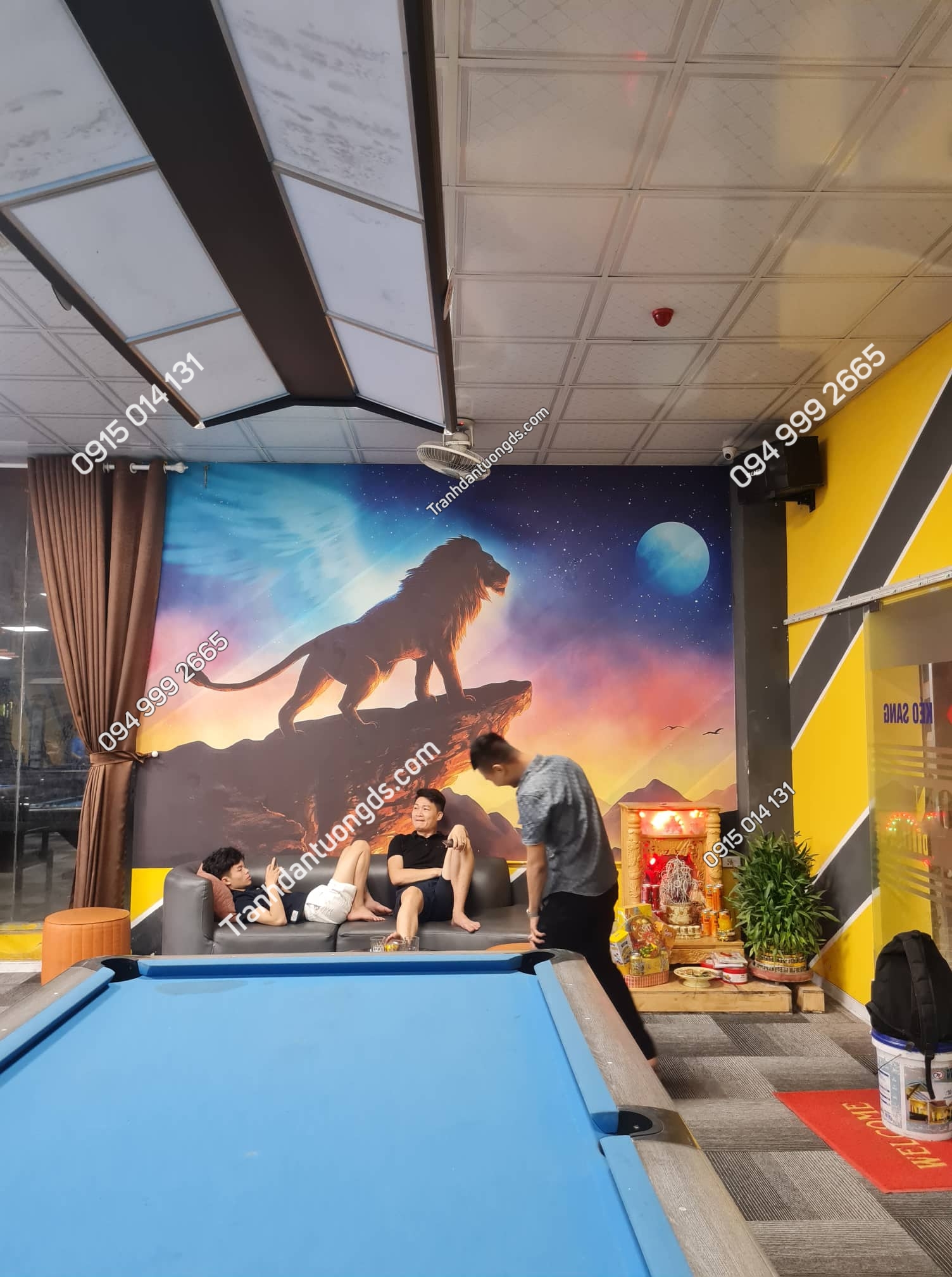 Tranh dán tường quán bi-a Lion đẹp in 3D