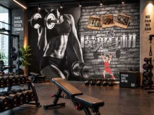 Tranh Dán Tường Phòng Gym Cô Gái Tập Tạ Phong Cách Đen Trắng DS741926